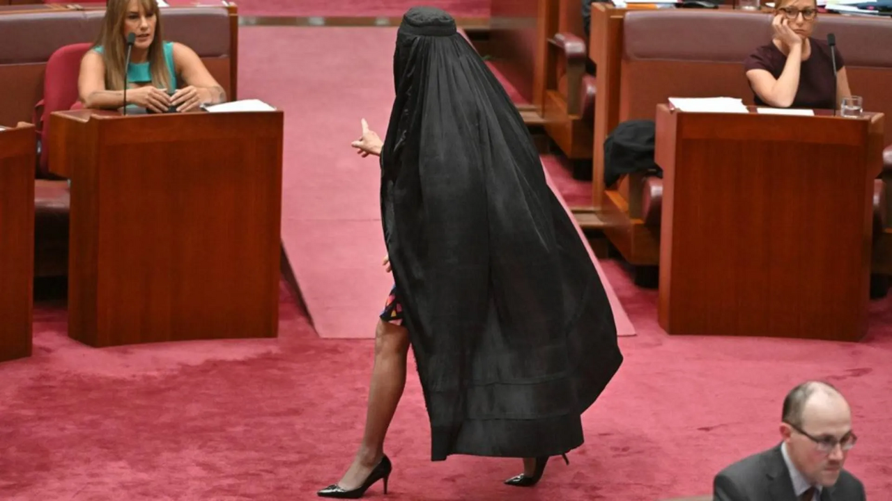 Deputada anti-imigração australiana impedida de entrar no Parlamento por usar burca em protesto