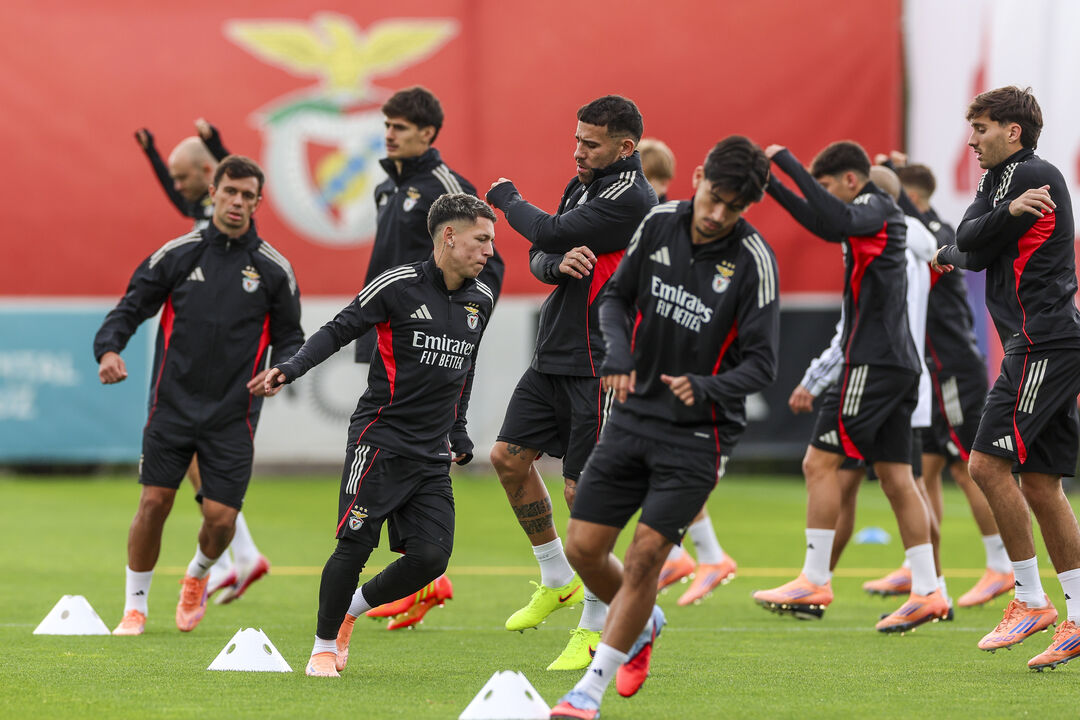 Jogadores do Benfica no último treino antes do jogo com o Ajax