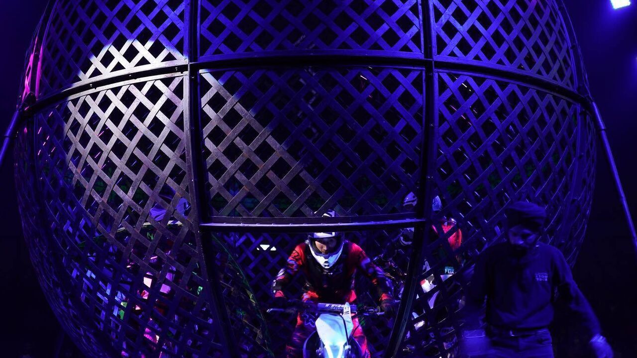 Acrobata morre no 'Globo da Morte' em Itália após colisão durante espetáculo