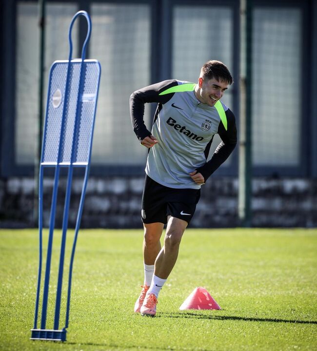 Jogador do Sporting CP treina no relvado