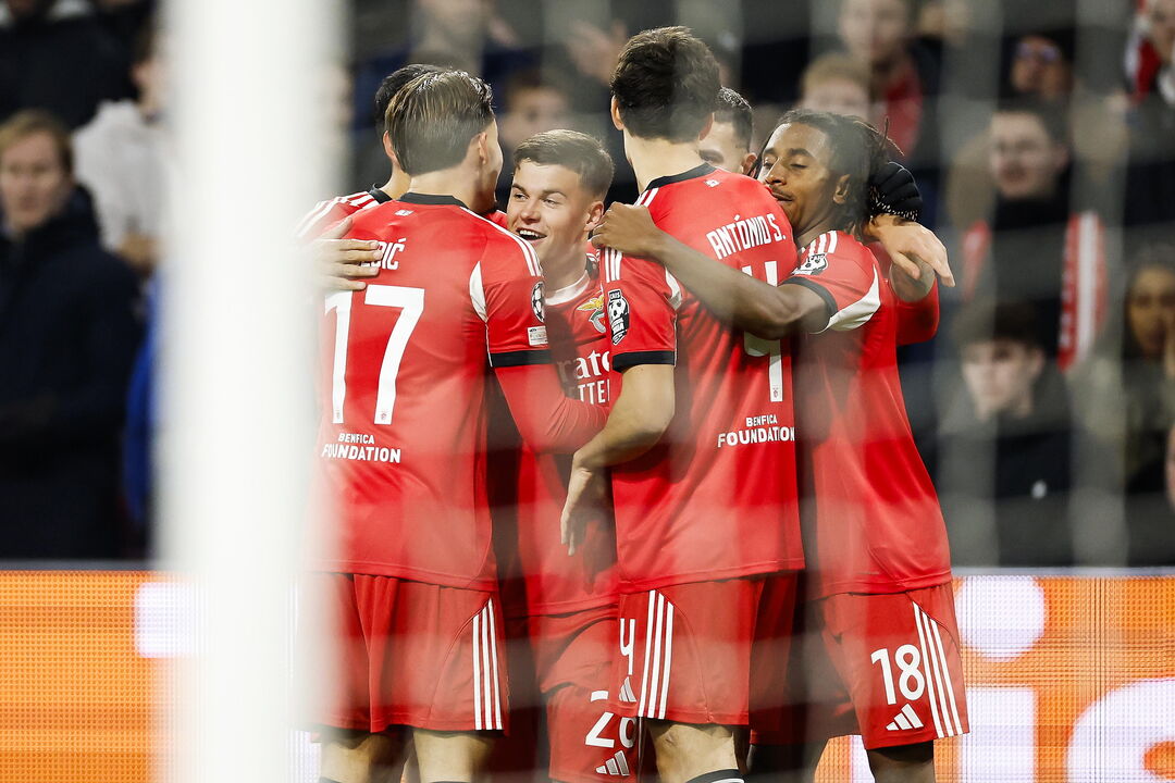 Jogadores do Benfica festejam golo de Dahl
