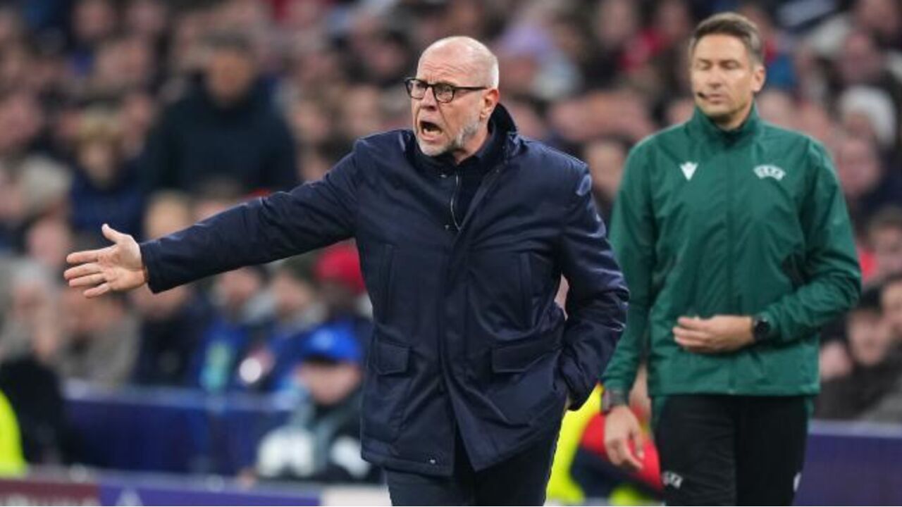 Fred Grim, treinador do Ajax, durante o jogo contra o Benfica na Liga dos Campeões