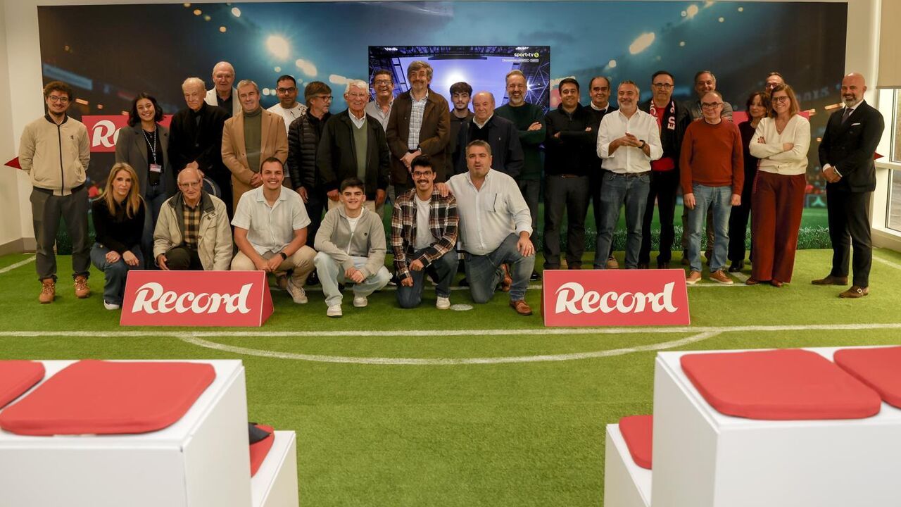 Fãs do Benfica celebram vitória contra o Ajax no Estádio Record
