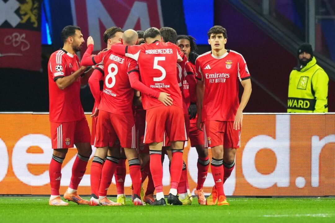 Jogadores do Benfica celebram em Amesterdão
