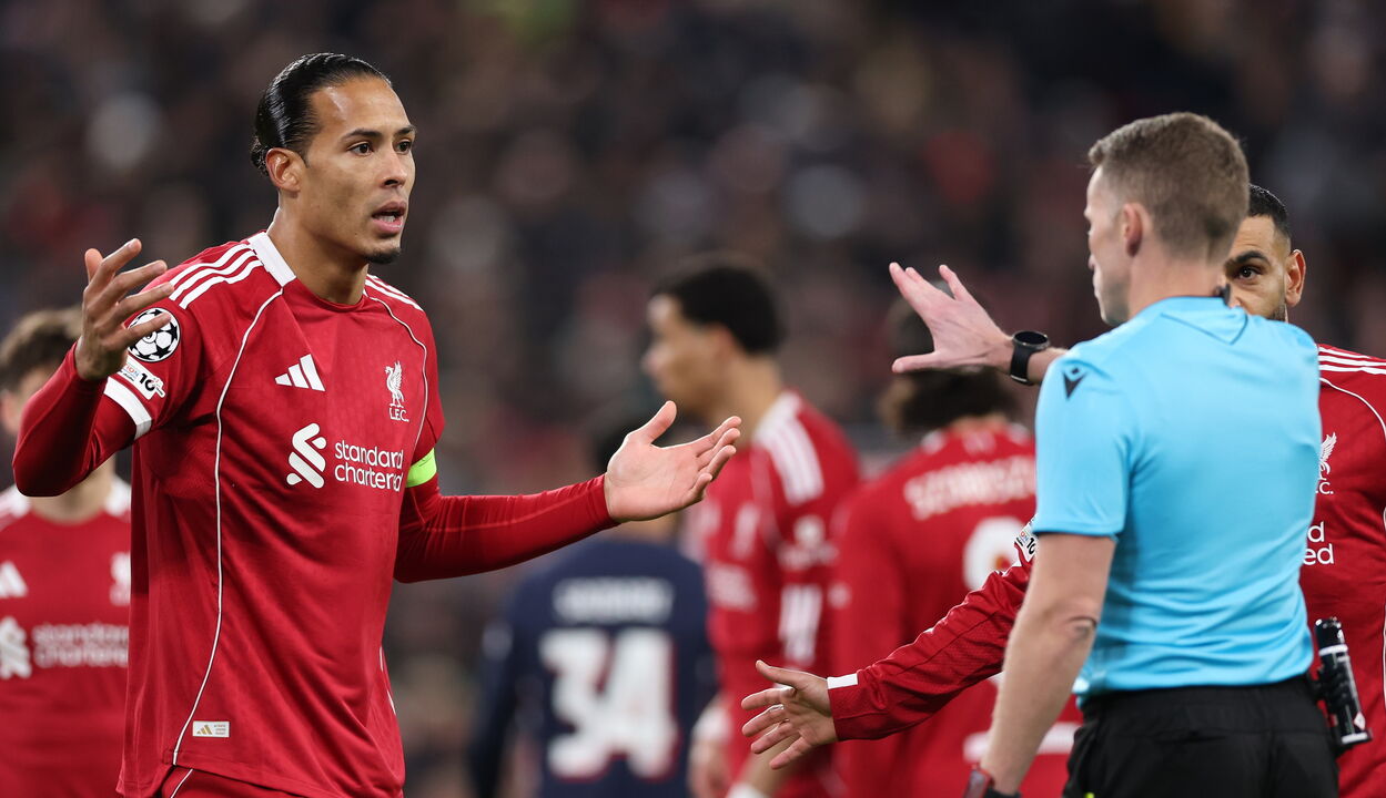 Van Dijk discute com o árbitro durante jogo do Liverpool na Liga dos Campeões