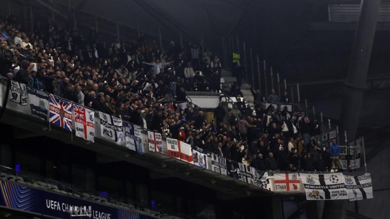 Os adeptos do Newcastle nas bancadas do Vélodrome, em Marselha