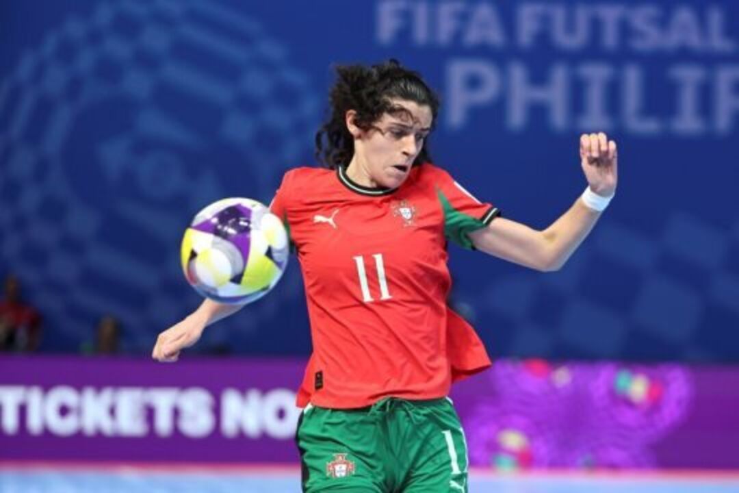 Carolina Pedreira joga futsal pelos lusitanos