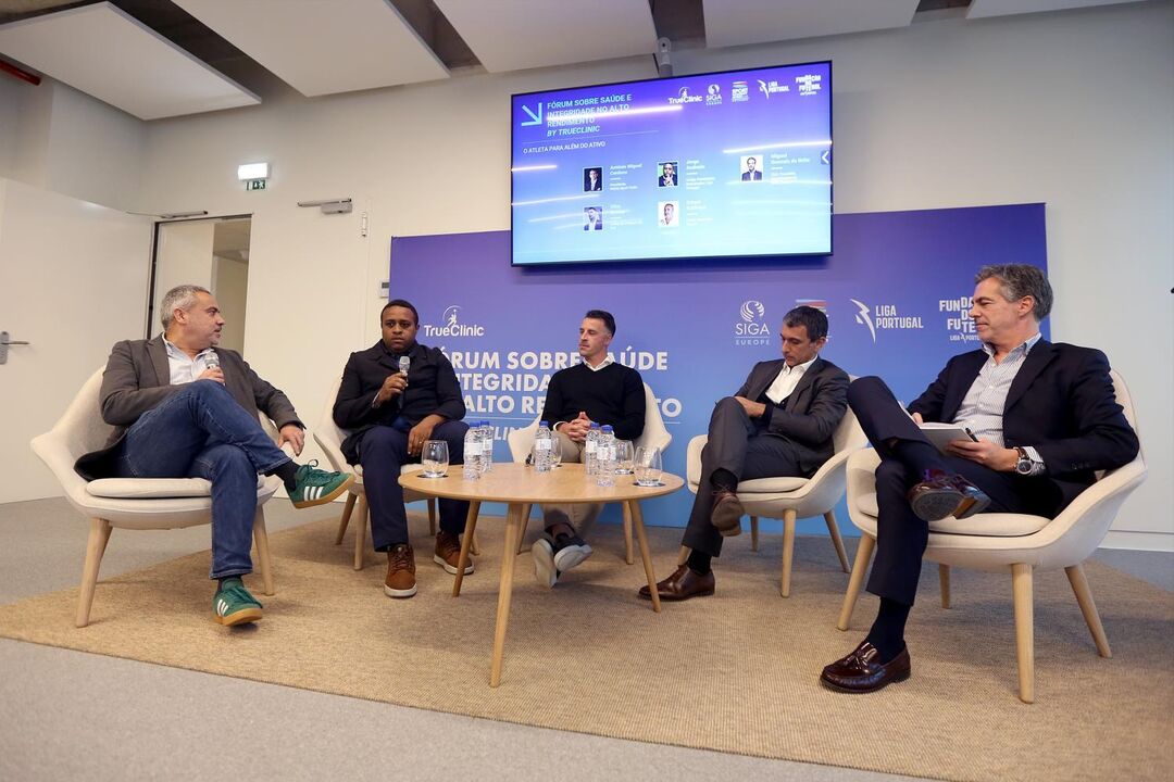 Fórum sobre Saúde e Integridade no Alto Rendimento com moderação de Sérgio Krithinas, diretor executivo de Record