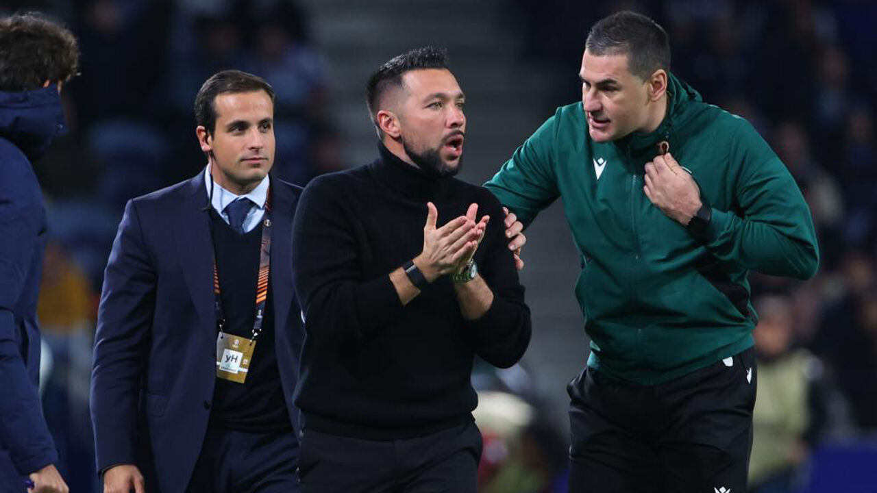 Francesco Farioli reage junto ao banco de suplentes do FC Porto