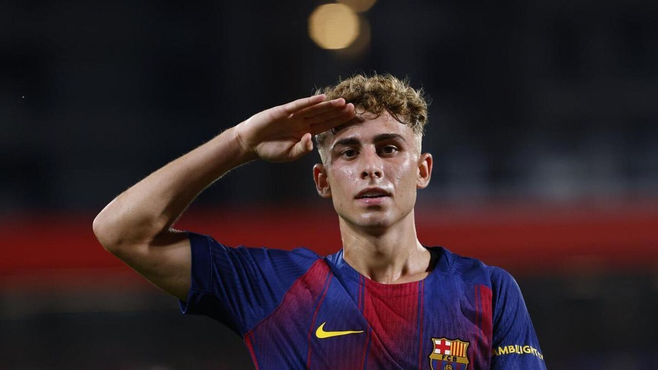 Fermín celebra 100 jogos pelo Barça com prenda do plantel no duelo com Chelsea.
