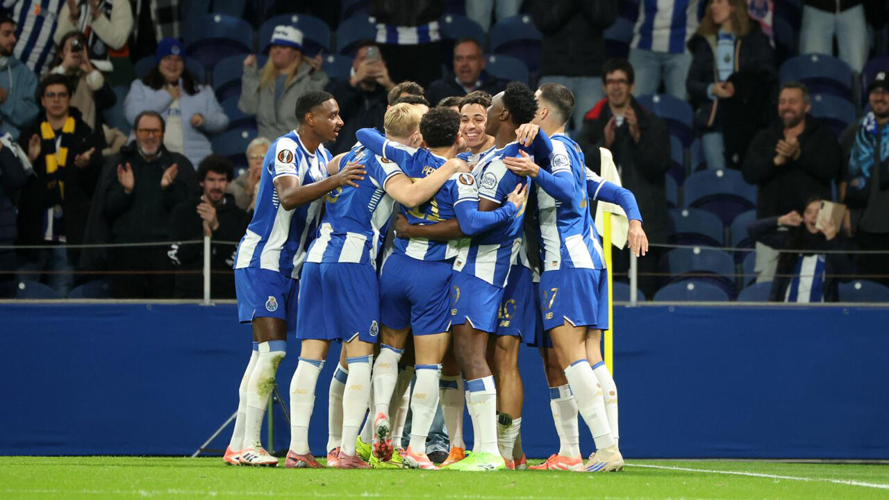 Jogadores do FC Porto festejam durante a vitória sobre o Nice