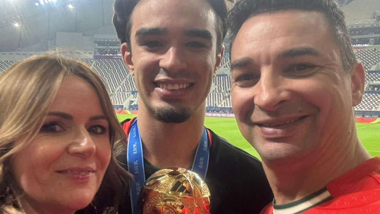 Mateus com a mãe, o pai, a medalha e o troféu de melhor jogador do Mundial de sub-17