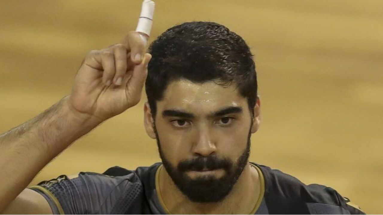 Atleta de Voleibol do Guimarães Shopping, com dedo ligado, promove saúde mental