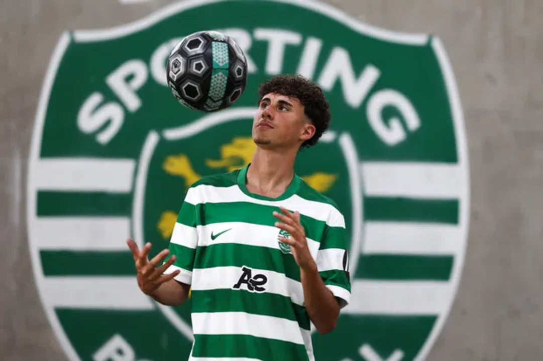 Jogador do Sporting CP domina a bola com o símbolo do clube ao fundo