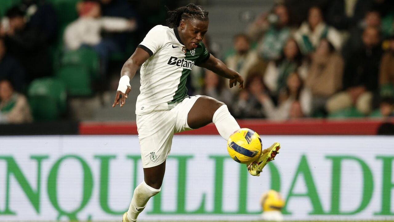 Futebolista do Sporting domina a bola antes do jogo com o V. Guimarães