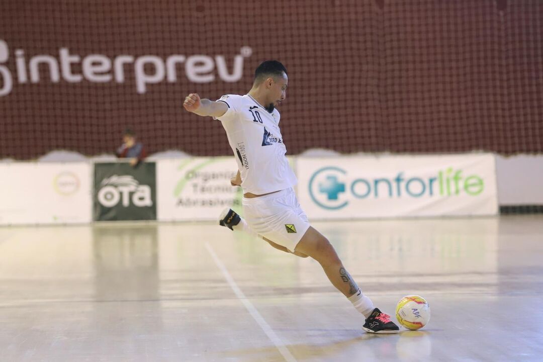 Thales Alves Quinta dos Lombos futsal.jpeg