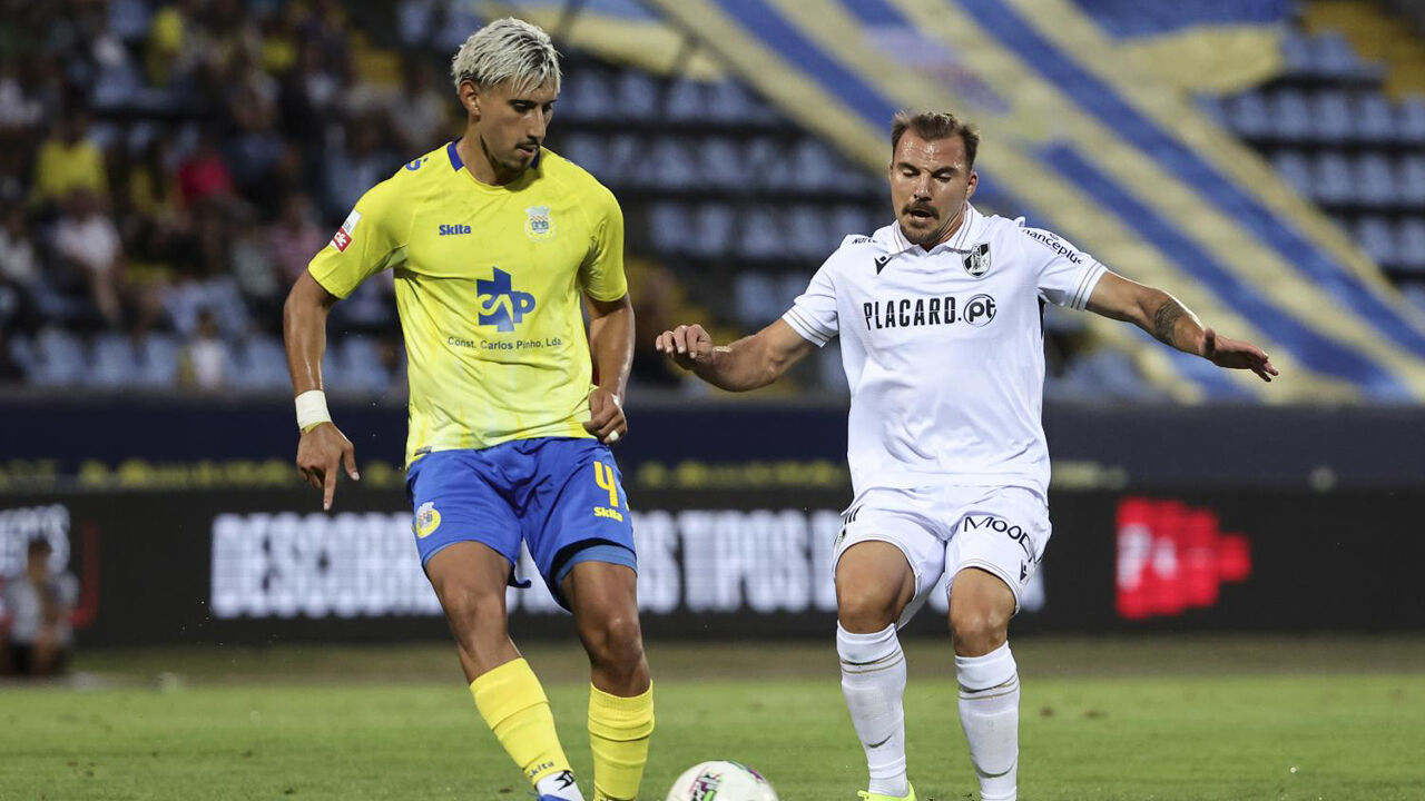 Matías Rocha (à esquerda) regressa aos treinos do Arouca sem limitações 