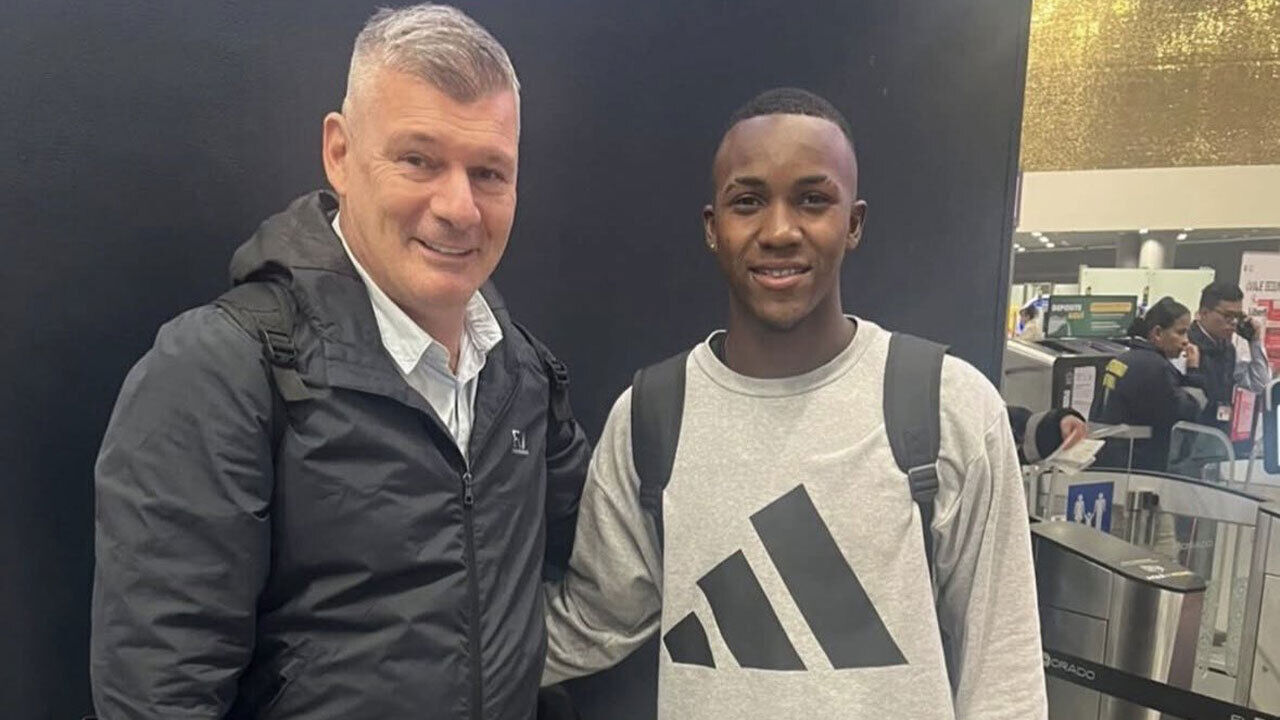 Cristian Orozco (à direita) no aeroporto