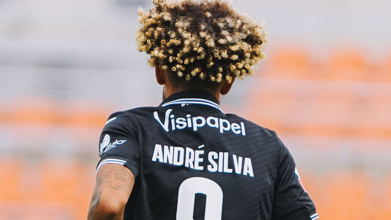 Robinho homenageou André Silva no reencontro com o Penafiel