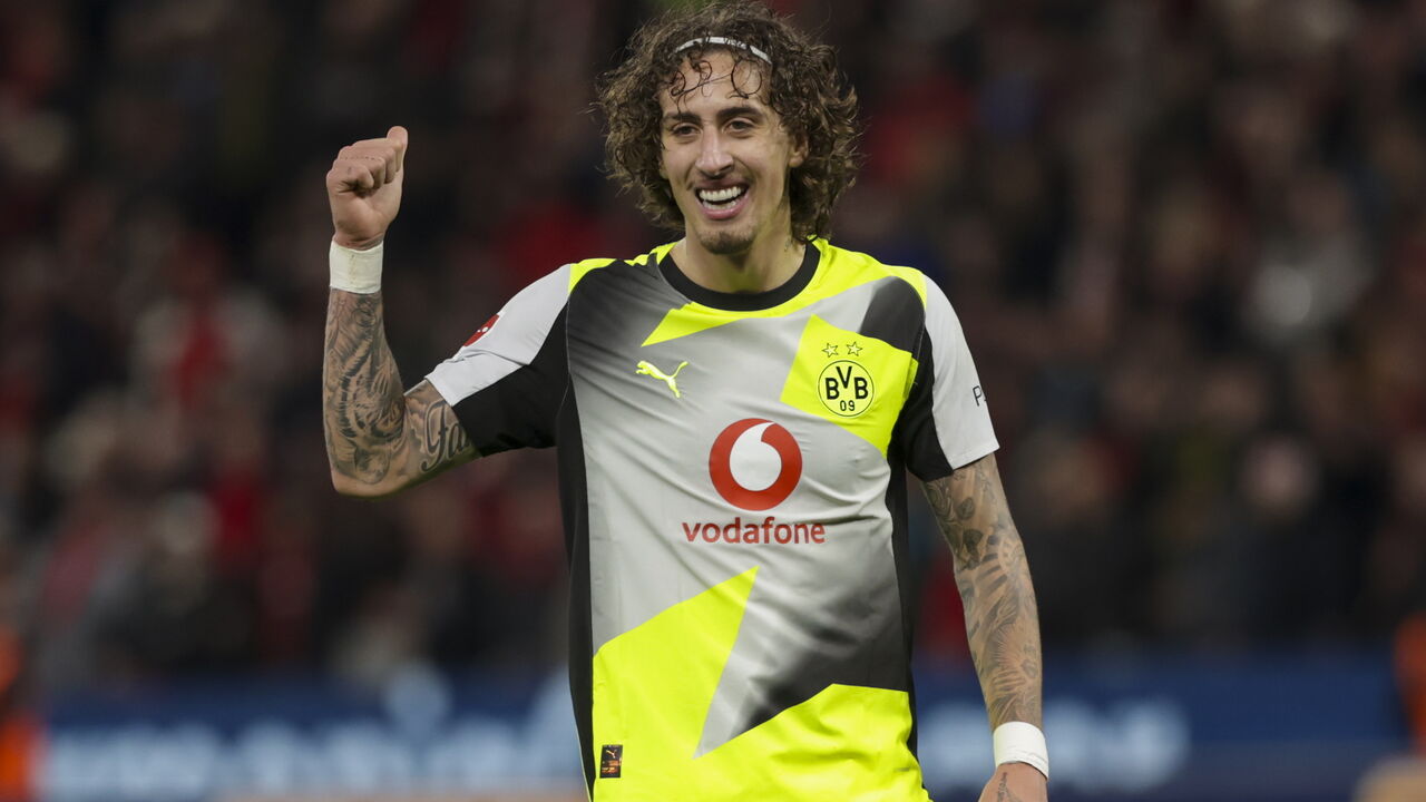 Fábio Silva (B. Dortmund) assiste frente ao B. Leverkusen