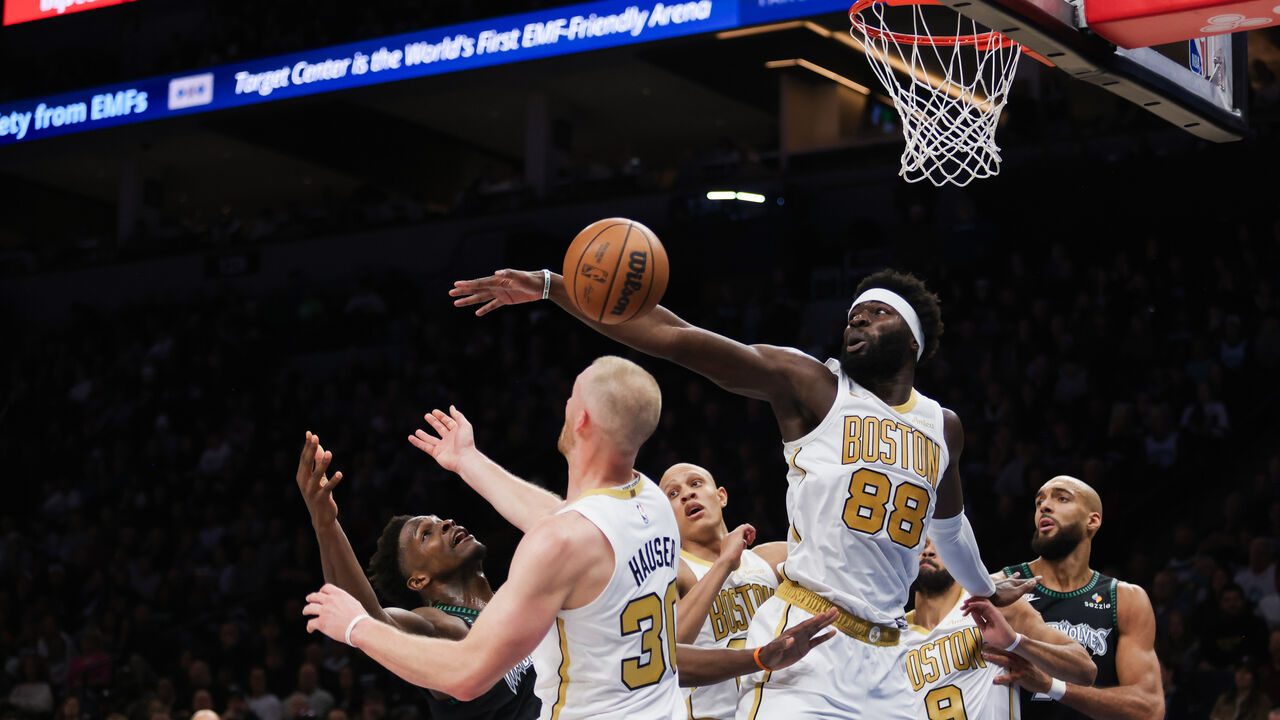 Neemias Queta destaca-se nos Celtics contra os Timberwolves em Minnesota
