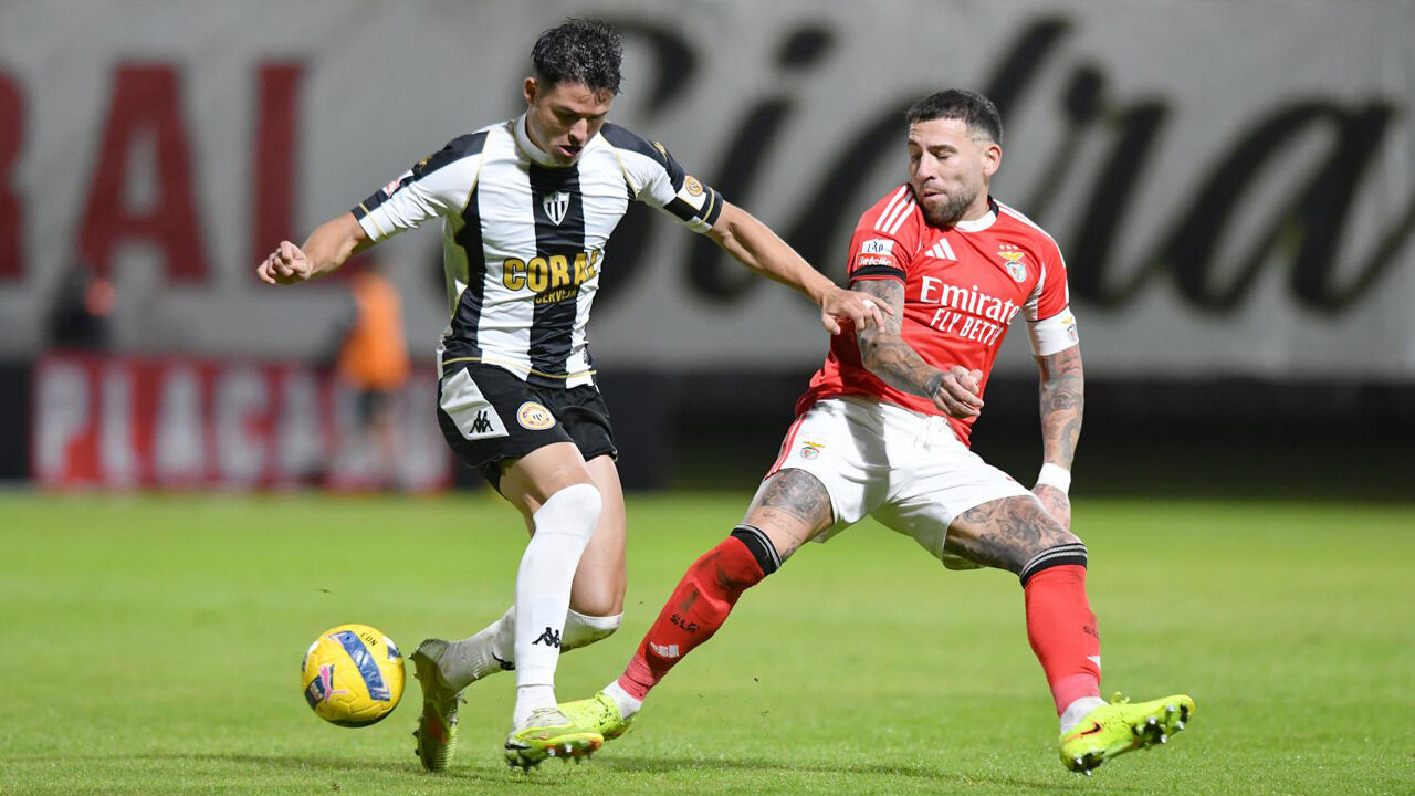 Otamendi disputa a bola durante o Nacional-Benfica