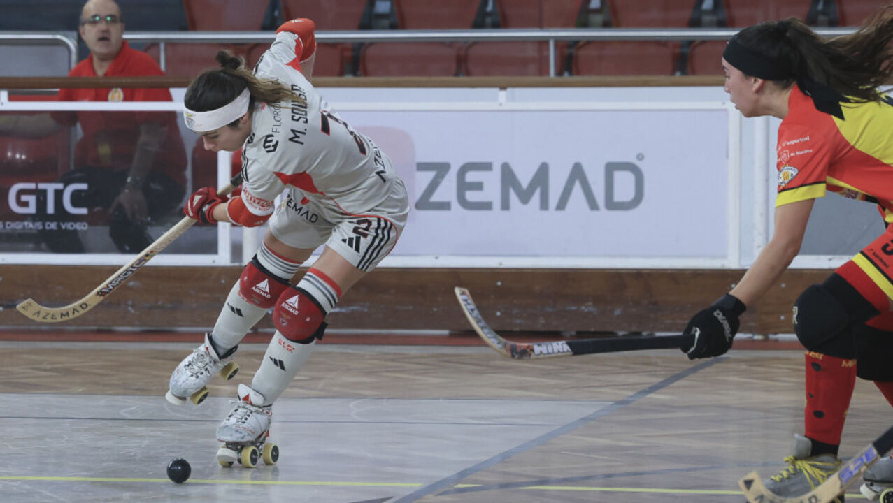 Jogadoras disputam partida de hóquei em patins em pavilhão