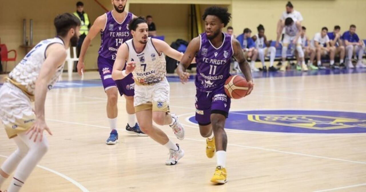 Corey Allen joga pelo FC Arges, em jogo de basquetebol