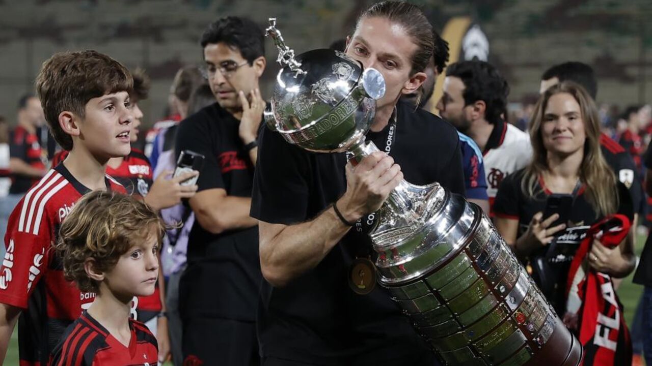 Filipe Luís, treinador do Flamengo, com o troféu da Libertadores