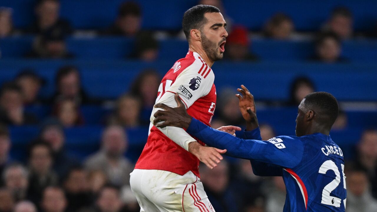 Lance da expulsão de Caicedo diante do Arsenal