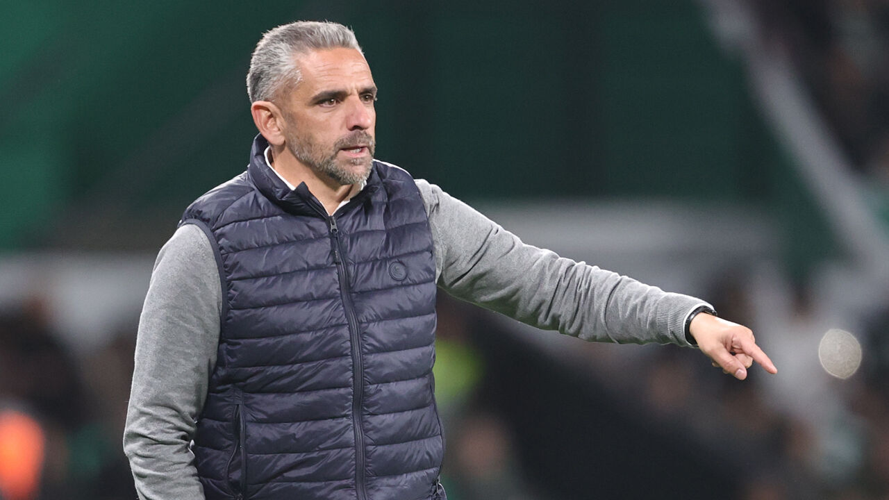 Rui Borges reage junto ao banco de suplentes do Sporting