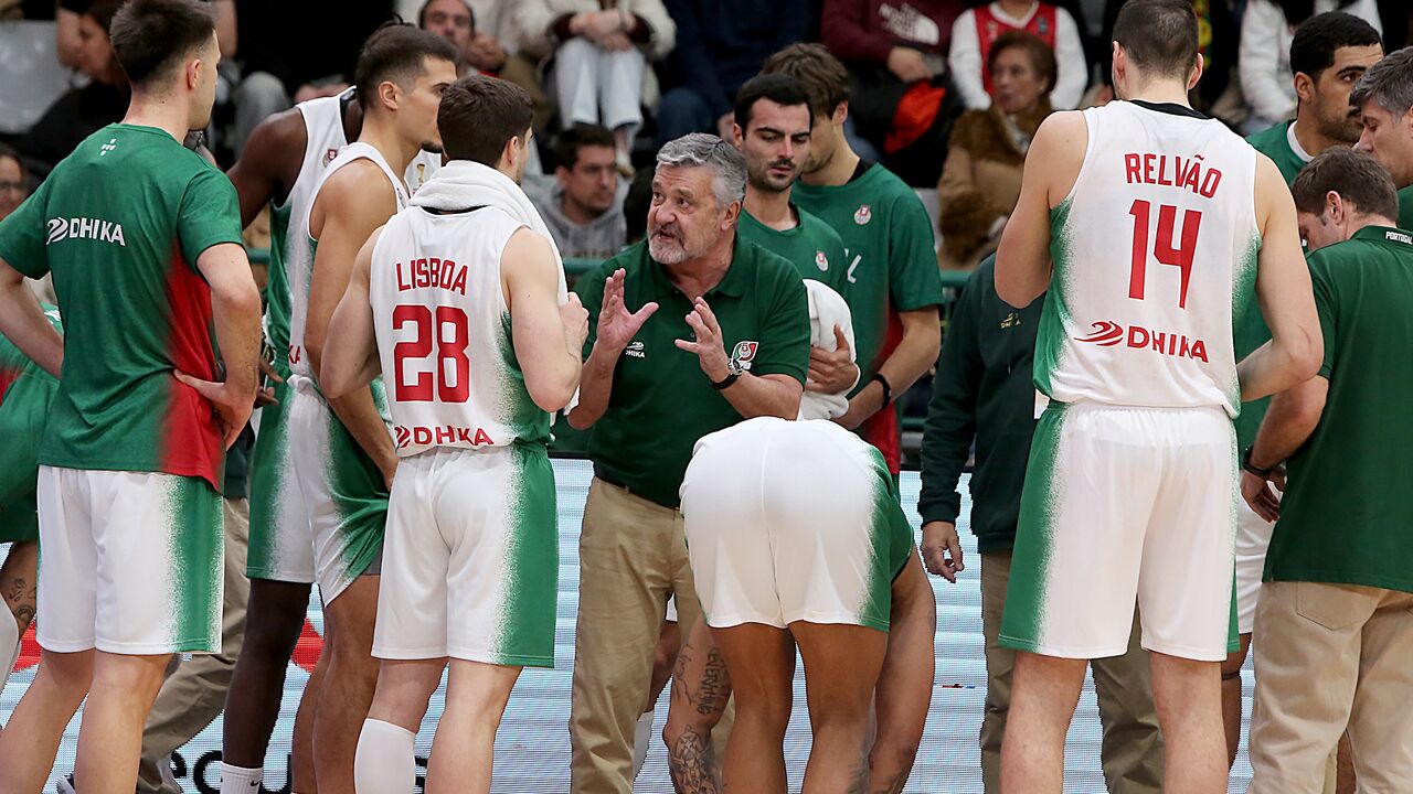 Mário Gomes fala com a equipa de Portugal num jogo contra a Grécia
