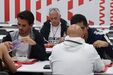 José Mourinho no refeitório do Benfica Campus, ao lado de jogadores e treinadores das equipas de formação