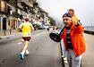 Homem usa megafone para apoiar corredor na maratona do Porto