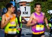 Atletas correm na marca de 1 km durante uma maratona