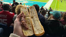 Sandes de presunto num estádio divide opiniões entre adeptos e amantes de gastronomia.

