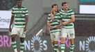 Jogadores do Sporting festejam em campo num dia de chuva
