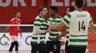 Jogadores do Sporting festejam um ponto durante um jogo de voleibol
