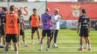 José Mourinho orienta treino do Benfica no relvado