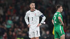 Cristiano Ronaldo em campo durante o jogo com a Irlanda