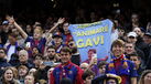 Fãs do Barcelona mostram apoio a Gavi com uma faixa no estádio