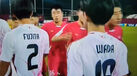 Mundial de Sub-17 jogadores de Coreia do Norte e Japão cumprimentam-se... ao soco