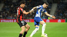 Tiago Gouveia e Borja Sainz disputam a bola durante o FC Porto-Nice