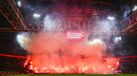 Era para ser uma homenagem, virou um 'festival' de pirotecnia: jogo entre Ajax e Groningen cancelado