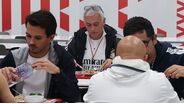 José Mourinho no refeitório do Benfica Campus, ao lado de jogadores e treinadores das equipas de formação