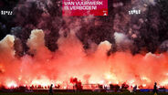 Era para ser uma homenagem, virou um 'festival' de pirotecnia: jogo entre Ajax e Groningen cancelado