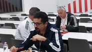 José Mourinho no refeitório do Benfica Campus, ao lado de jogadores e treinadores das equipas de formação