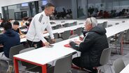José Mourinho no refeitório do Benfica Campus, ao lado de jogadores e treinadores das equipas de formação