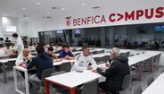 José Mourinho no refeitório do Benfica Campus, ao lado de jogadores e treinadores das equipas de formação
