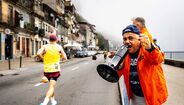 Homem usa megafone para apoiar corredor na maratona do Porto